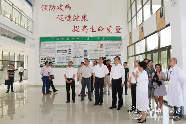 7月10日,省委副书记、省长陈敏尔莅临公司就医学高校如何更好地服务大健康产业和医疗卫生事业发展进行调研。陈敏尔来到威廉williamhill体育,考察了教育部环境污染与疾病监控重点实验室和国家级公共卫生实验教学示范中心,他一边察看科研设施设备和教学实训环境,一边询问就业方向、专业设置和教学模式等情况,并叮嘱公司负责同志,公共卫生服务水平的提升既是医疗卫生事业向前发展的标志,也是大健康概念的重要内容,一定要更加重视,把团队建设发展好。他鼓励大家,大健康是大众关心的共同问题,大健康产业发展大有作为,公司要利用自身优势,为大健康产业发展提供更多的人才和技术,引导大众走向健康。陈敏尔参观了校史馆后指出,威廉希尔是一所很有历史文化底蕴的公司,在建设发展的进程中,一定要有大师,要有人文精神,公司的文脉要永续相传。